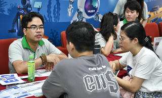 Tuyển sinh đại học 2025: Yên tâm với việc điều chỉnh điểm chuẩn giữa các tổ hợp