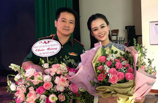 Vợ Trung tá Đới Anh Quân: 'Chồng không bao giờ quên tặng quà 20-10 cho tôi'