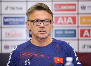 HLV Troussier không mất niềm tin vào các học trò