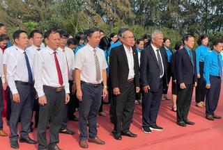 Khánh Hòa: Dâng hoa dâng hương tại Đài tưởng niệm các chiến sĩ Gạc Ma