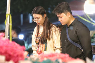 Chợ hoa lớn nhất Thủ đô tấp nập trước Ngày phụ nữ Việt Nam