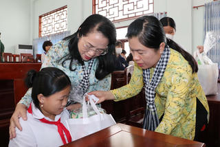 3,5 tỷ đồng hỗ trợ chương trình ‘Nâng bước em đến trường - Con nuôi Đồn Biên phòng’