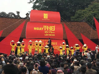Không ồn ào, không trình diễn...