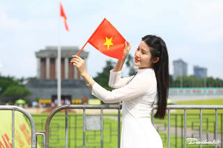 Người dân xếp hàng dài chụp ảnh ở Lăng Bác trước dịp lễ Quốc khánh 2/9