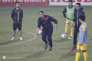HLV Philippe Troussier rất nghiêm khắc, răn đe cầu thủ khi luyện tập