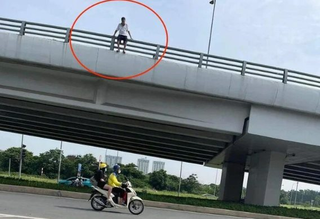 Hà Nội: Điều tra nguyên nhân người đàn ông nhảy từ cầu vượt xuống đất tử vong