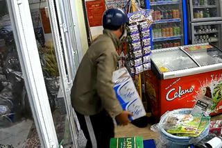 Camera ghi lại: Kẻ trộm 'kén cá chọn canh' lấy 2 thùng bia