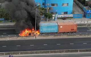 Xe container bốc cháy dữ dội trên cầu Phú Mỹ