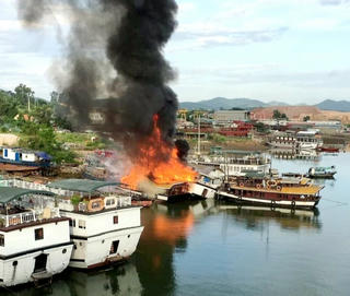 Quảng Ninh: Hỏa hoạn thiêu rụi 3 tàu du lịch