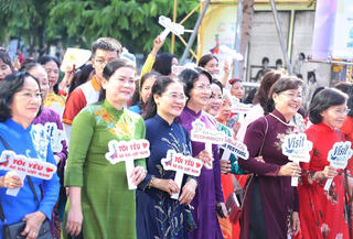 Những tà áo dài trên phố