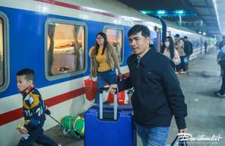 Nghỉ lễ 30/4: Giá vé máy bay tăng cao, đường sắt chạy thêm tàu