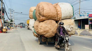 Cồng kềnh xe ba gác trên đường phố