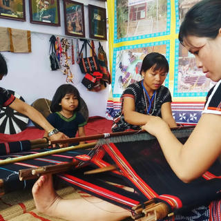 Gìn giữ nghề dệt thổ cẩm của đồng bào Cơ Tu