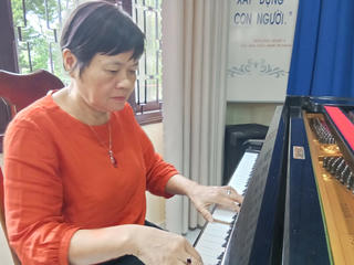 Chợt nghe NSND Phạm Nhuệ Giang chơi đàn