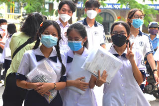 Đề Toán vừa sức, thí sinh ăn mừng vì dễ đạt 'mưa' điểm cao