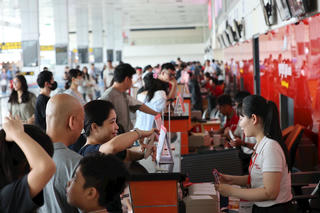 Sân bay Nội Bài đông nghịt người trong ngày đầu dịp nghỉ lễ