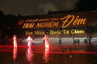 Lung linh, huyền ảo tại tour đêm Văn Miếu - Quốc Tử Giám