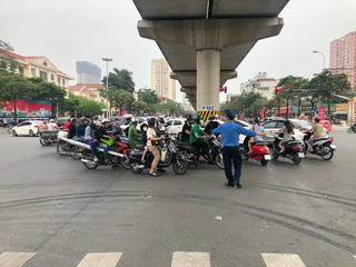 Thí điểm điều chỉnh giao thông nút giao Nguyễn Cơ Thạch-Hồ Tùng Mậu: Nhiều phương tiện vẫn theo 'lối mòn' cũ