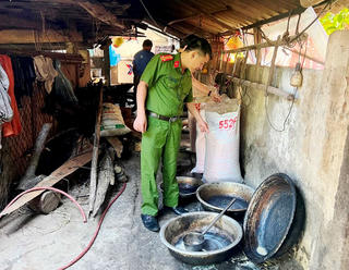 Mua 1  tấn mỡ bò không rõ nguồn gốc về nhà chế biến để bán kiếm lời