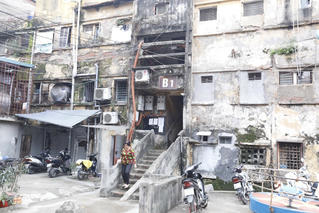 Ẩn họa từ chung cư chờ sập