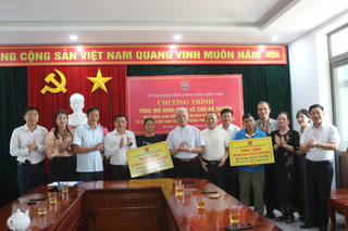 Trao mô hình sinh kế cho hộ cận nghèo ở Hà Tĩnh