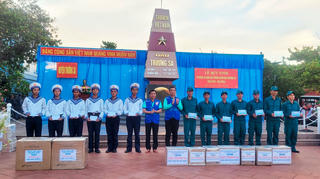 Đoàn đại biểu TP Hồ Chí Minh thăm Trường Sa