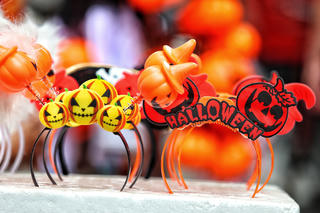 Phố Hàng Mã tràn ngập đồ chơi 'độc' trước ngày  Halloween