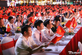 Thanh Hóa: Hàng nghìn người theo dõi cầu truyền hình 'dưới lá cờ quyết thắng'