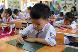 Cho trẻ học chữ trước khi vào lớp 1: Nên hay không?