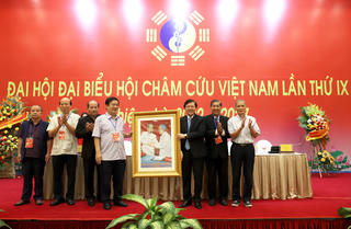 Ông Nguyễn Bá Quang là Chủ tịch Hội Châm cứu Việt Nam khóa IX