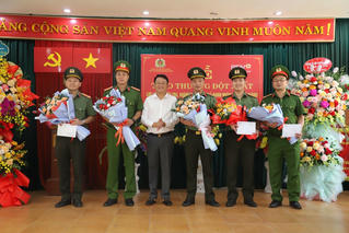 Bắc Giang: Thưởng nóng 5 đơn vị  khám phá vụ án giả danh ngân hàng lừa đảo, chiếm đoạt 30 tỷ đồng
