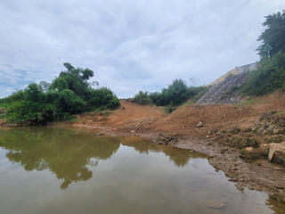 Sạt lở bờ sông Bưởi, người dân bất an