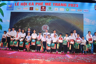 Trao 20 suất quà cho học sinh nghèo vượt khó
