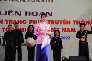 Liên hoan trình diễn trang phục truyền thống các dân tộc thiểu số Việt Nam