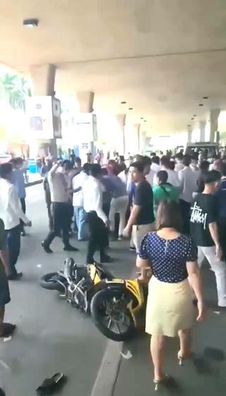 Chạy lạc vào nhà ga sân bay Tân Sơn Nhất, 2 thanh niên bị xử phạt