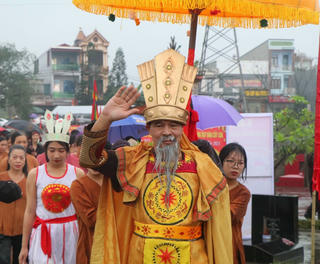 [ẢNH] 'Đội mưa' lớn xem tái hiện Vua Hùng dạy dân cấy lúa