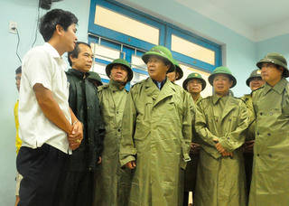 Phó Thủ tướng Lê Văn Thành thăm hỏi, động viên người dân tại khu tránh, trú bão Noru