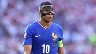 Rắc rối quanh chiếc mặt nạ của Kylian Mbappé ở Euro 2024