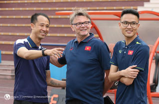 HLV Troussier có màn 'ra mắt' trận đấu đầu tiên suôn sẻ 