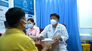 Điều trị thành công ung thư tinh hoàn ẩn ở bệnh nhân lưỡng giới