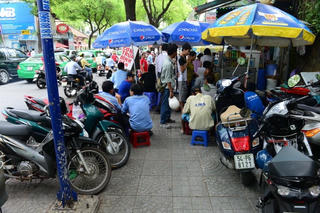 Không dễ thu phí vỉa hè