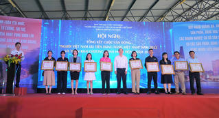 Một doanh nghiệp bán lẻ nhận bằng khen của UBND TP. Hồ Chí Minh