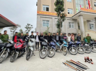 Bắt 26 đối tượng mang hung khí đi giải quyết mâu thuẫn tại Hà Nội