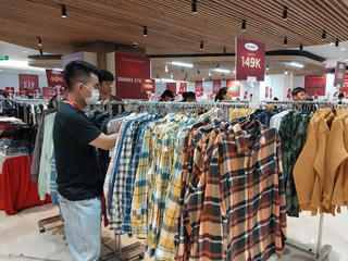 TP Hồ Chí Minh: Khuyến mại hàng hiệu lên đến 80%