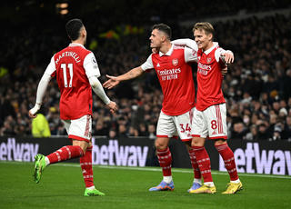 Thắng Tottenham, Arsenal củng cố vững chắc ngôi đầu bảng