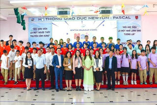 Hà Nội: Trường liên cấp Newton được đánh giá “chất lượng sánh ngang trường chuyên”