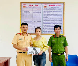 Người dân Hà Tĩnh phấn khởi đến Công an huyện, xã đăng ký ô tô, xe máy