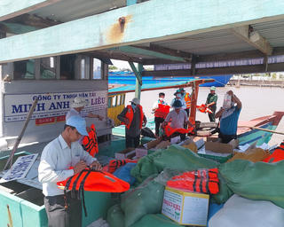 Bạc Liêu thả 6 triệu con tôm giống tái tạo nguồn lợi thủy sản