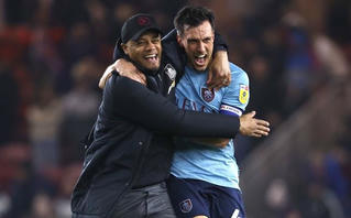 Burnley đánh bại Middlesbrough, thăng hạng Premier League