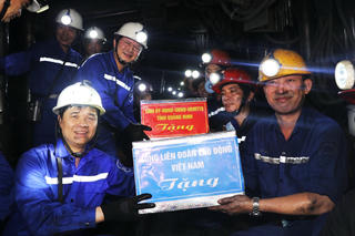 Lãnh đạo Tổng LĐLD Việt Nam xuống lò sâu 250m thăm công nhân mỏ
